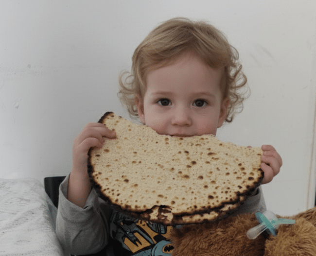 ילד עם מצה