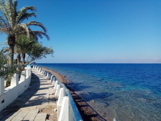 עקבה. על חוף ים סוף