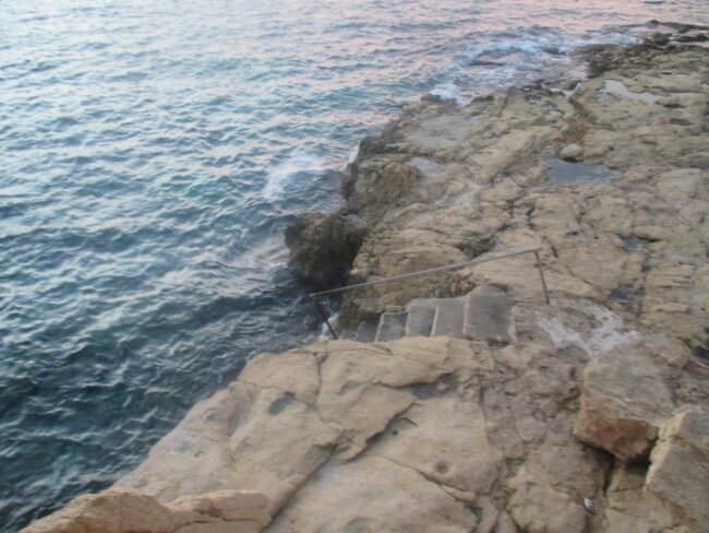 במלטה אין ספור מלונות על קו החוף