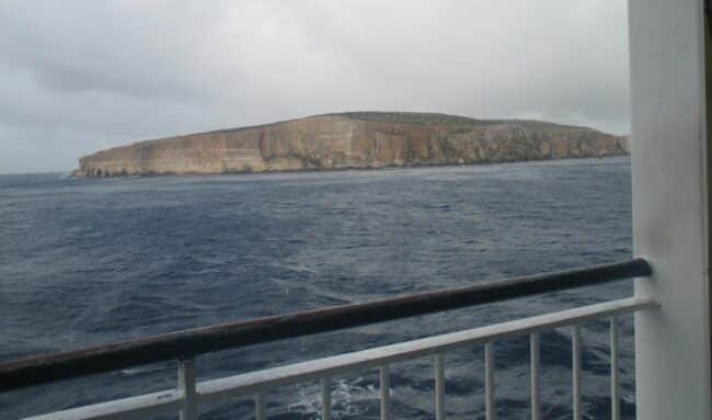 מבט על האי קומינוטו מכיוון המעבורת לגוזו