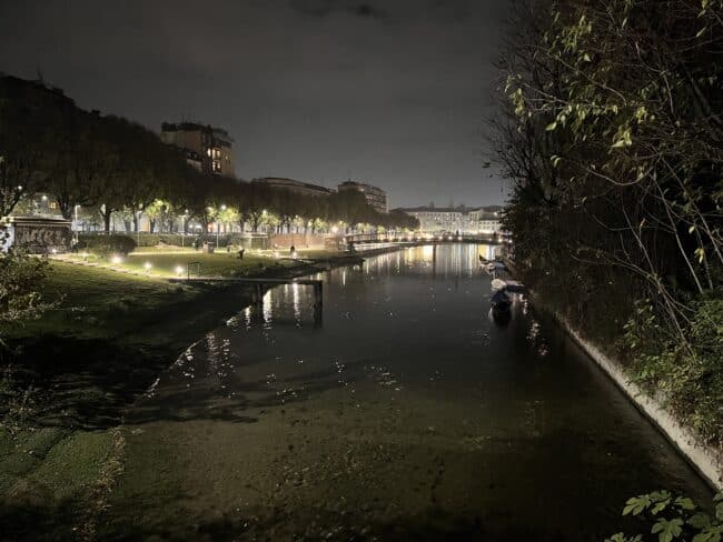 תעלת הנוויגלי בשעת לילה