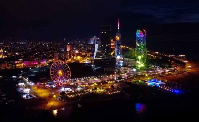 עיר הקייט בטומי בשעת לילה